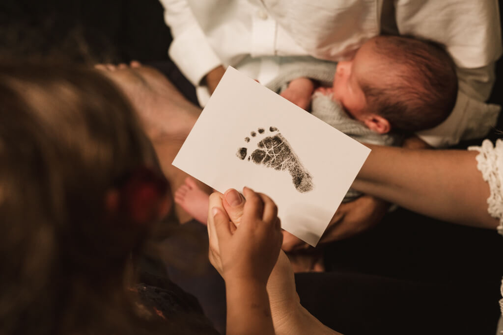 Fußabdruck eines Neugeborenen während der Babyfotografie in Frankfurt aufgenommen.