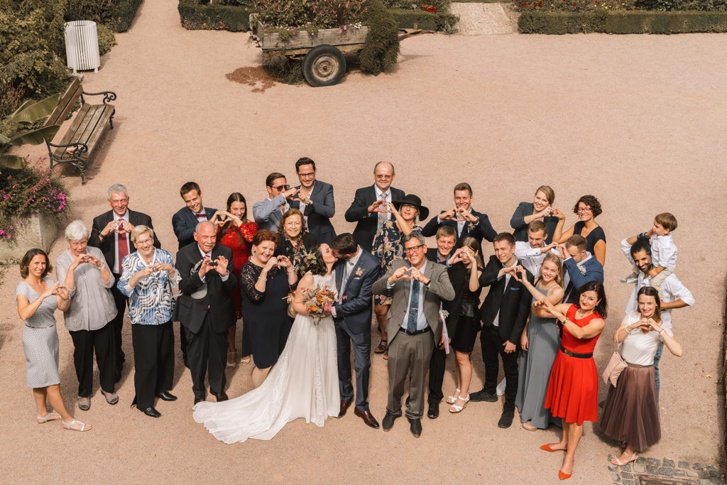 Gruppenbild der Hochzeitsgesellschaft.