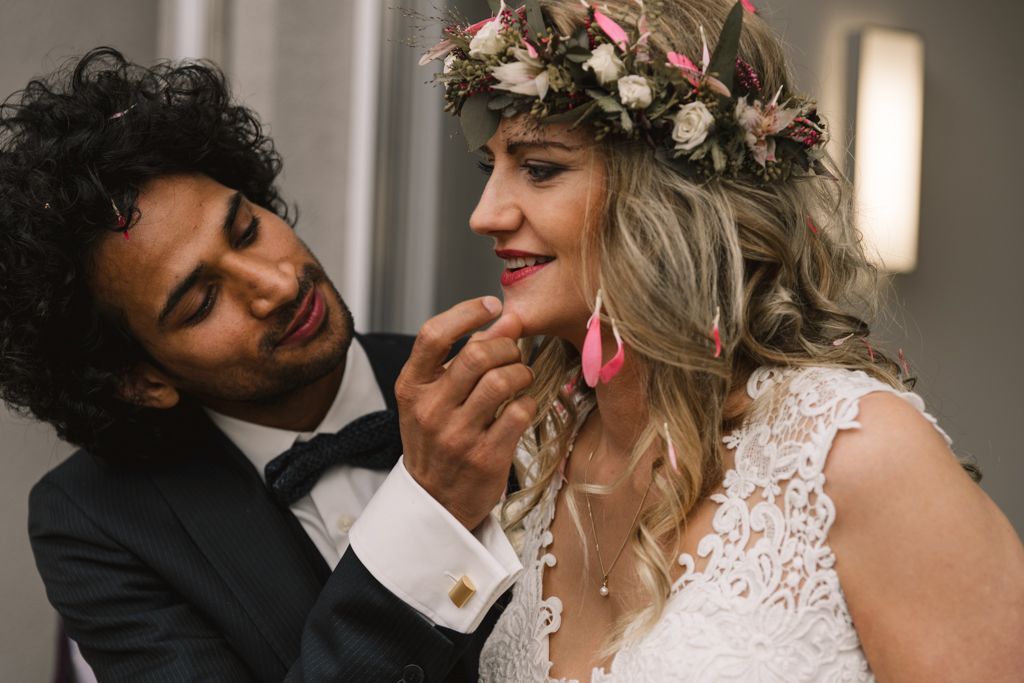 Bräutigam macht die Blüten aus dem Gesicht seiner Braut.