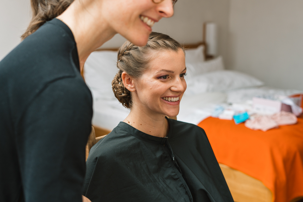 Braut lacht beim Getting-Ready ihrer Hochzeit in Gründau.