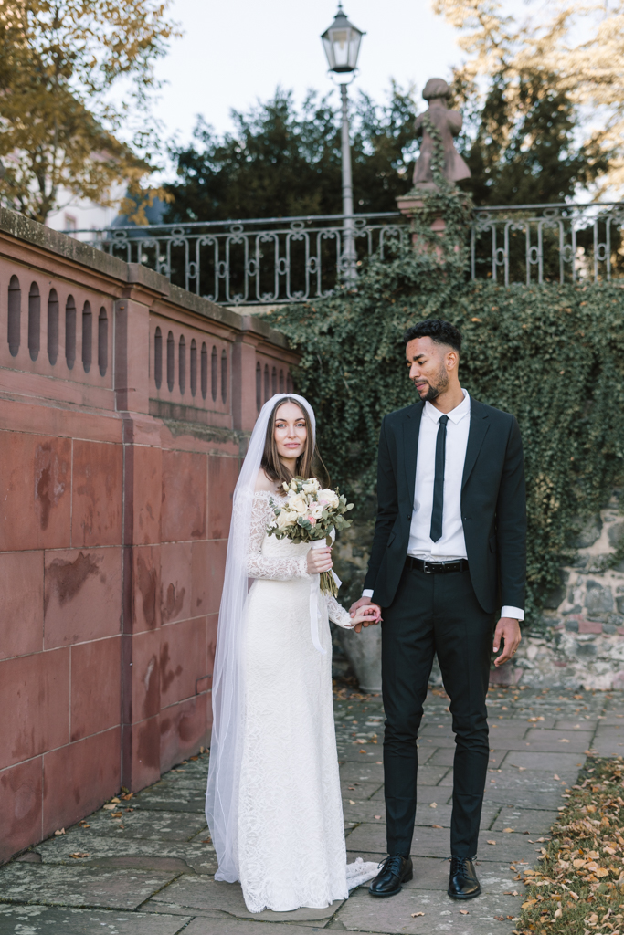 Traum Hochzeitspaar steht im Schlossgarten Frankfurt.