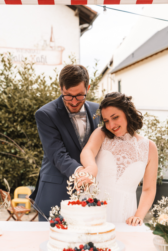 Brautpaar schneidet die Hochzeitstorte an.