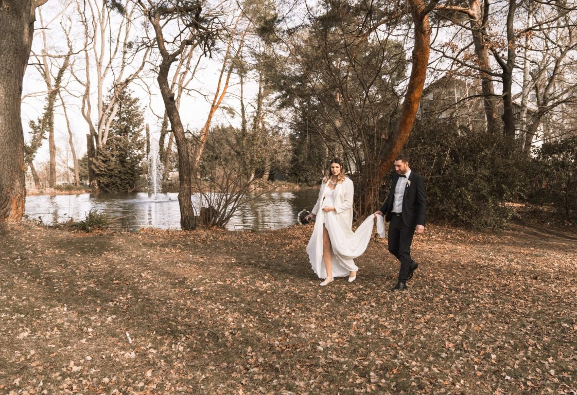 Winterhochzeit Brautpaar läuft am See im Parkhotel Rödermark