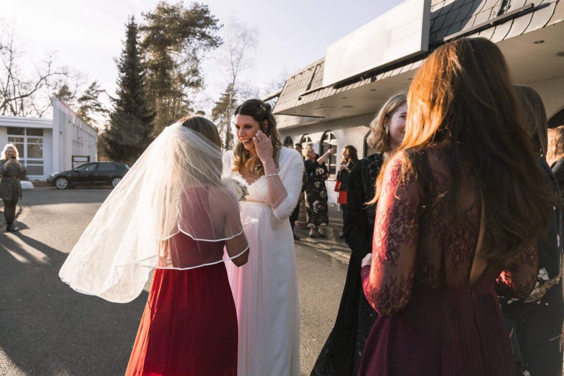 Hochzeitslocation Winterhochzeit Frankfurt nach dem Brautstraußwurf.
