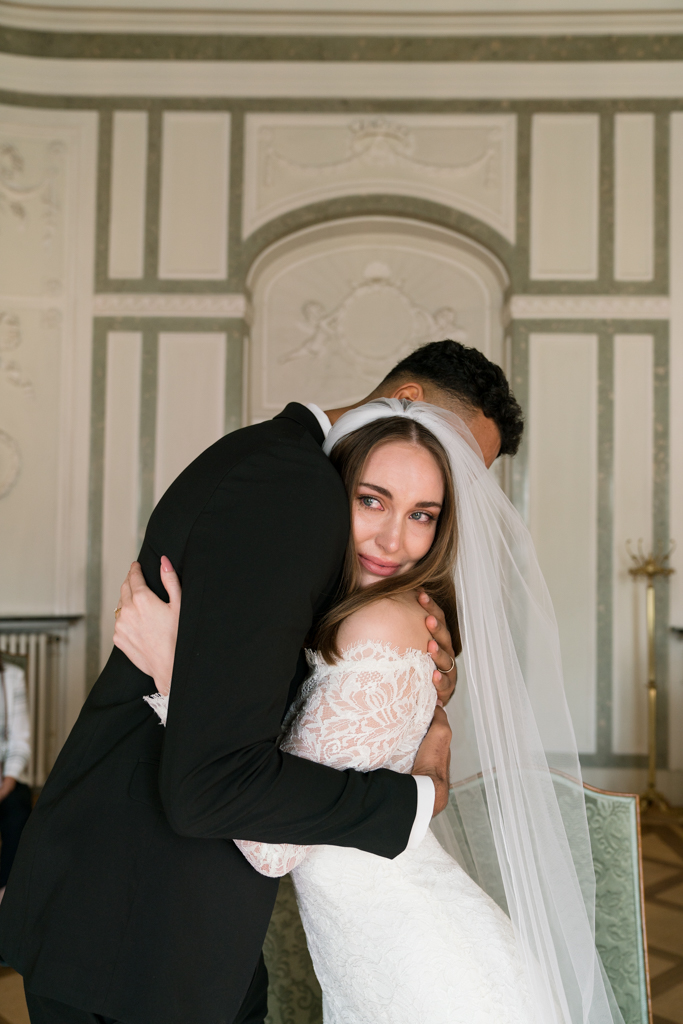 Braut weint während der Hochzeit in den Armen ihres Bräutigams im Standesamt Höchst.