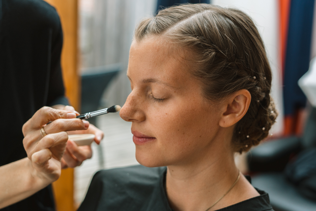 Braut wird geschminkt vor der Hochzeit in Gründau.