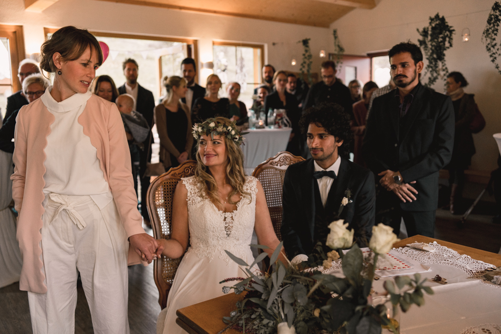 Brautpaar während der Hochzeit, Braut hält die Hand von der Trauzeugin.