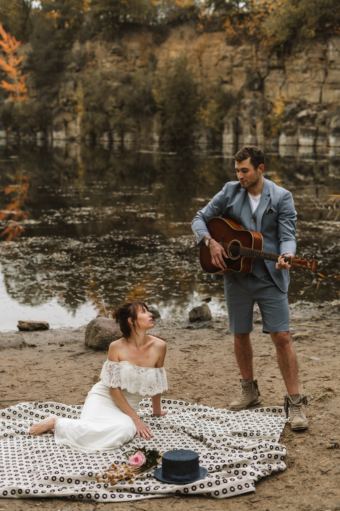 Brautpaarbilder am Grünen See mit Gitarre und Hochzeitspaar.