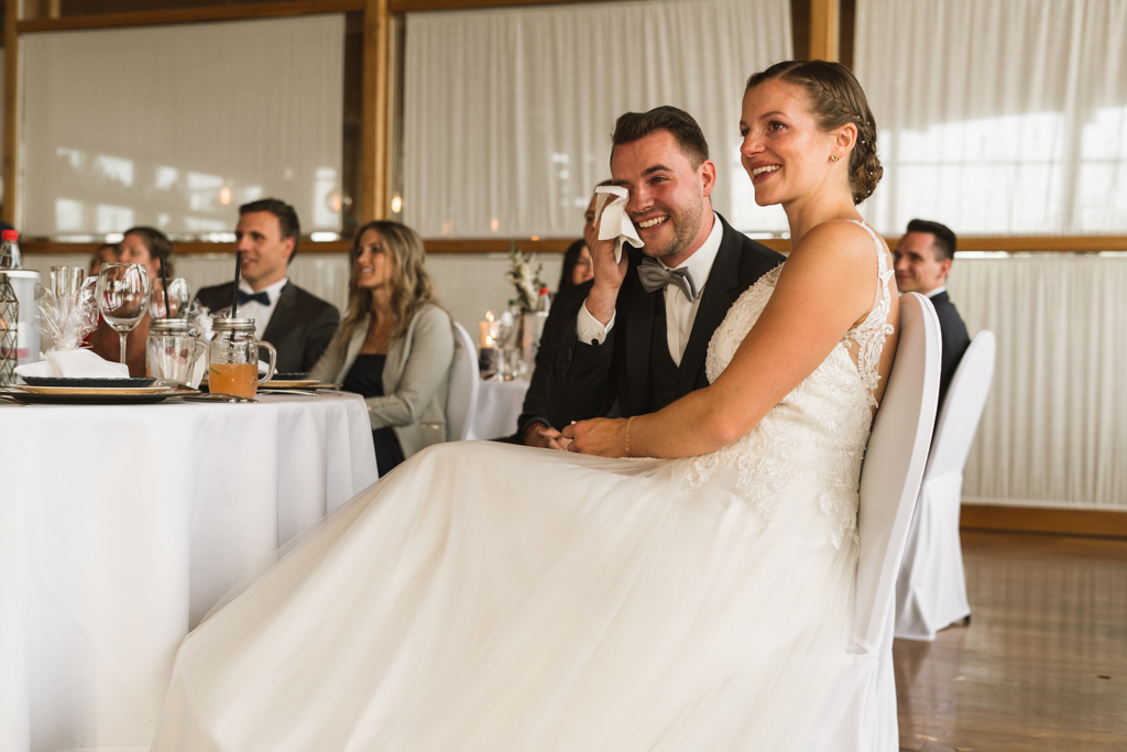 Bräutigam wischt sich die Tränen weg und Braut lacht nach der Hochzeit im Heckers in Gründau.