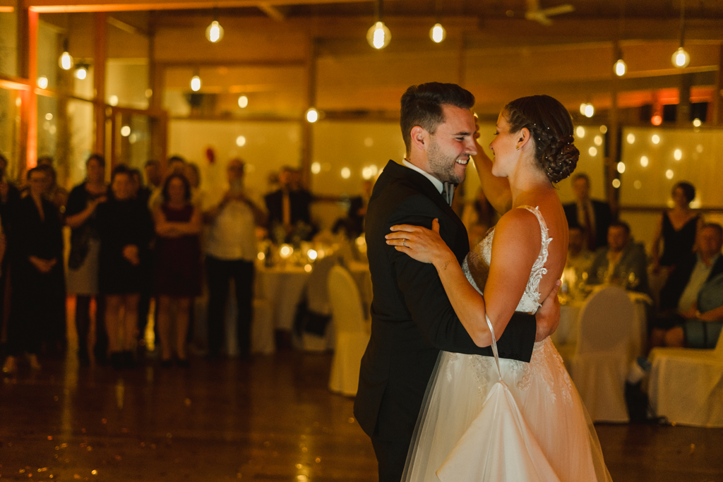 Brautpaar beim Hochzeitstanz im Heckers in Gründau.