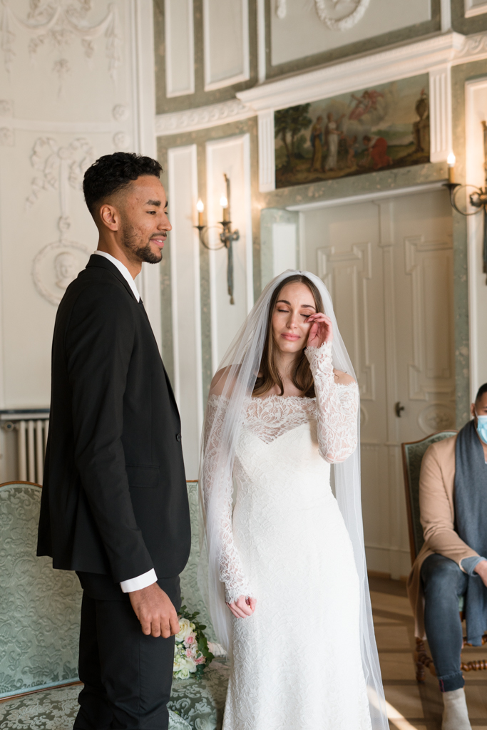 Braut wischt sich die Tränen während der Hochzeit im Standesamt Höchst weg.