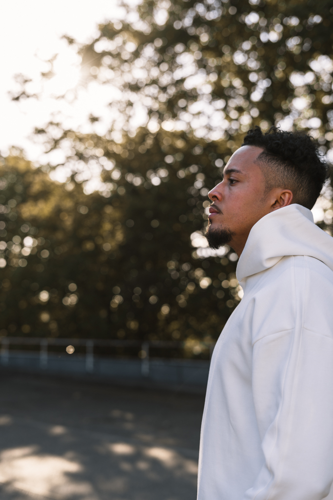 Portraitfotografie in Frankfurt am Main, eines Mannes mit schwarzen Harren und weißem Hoddie.