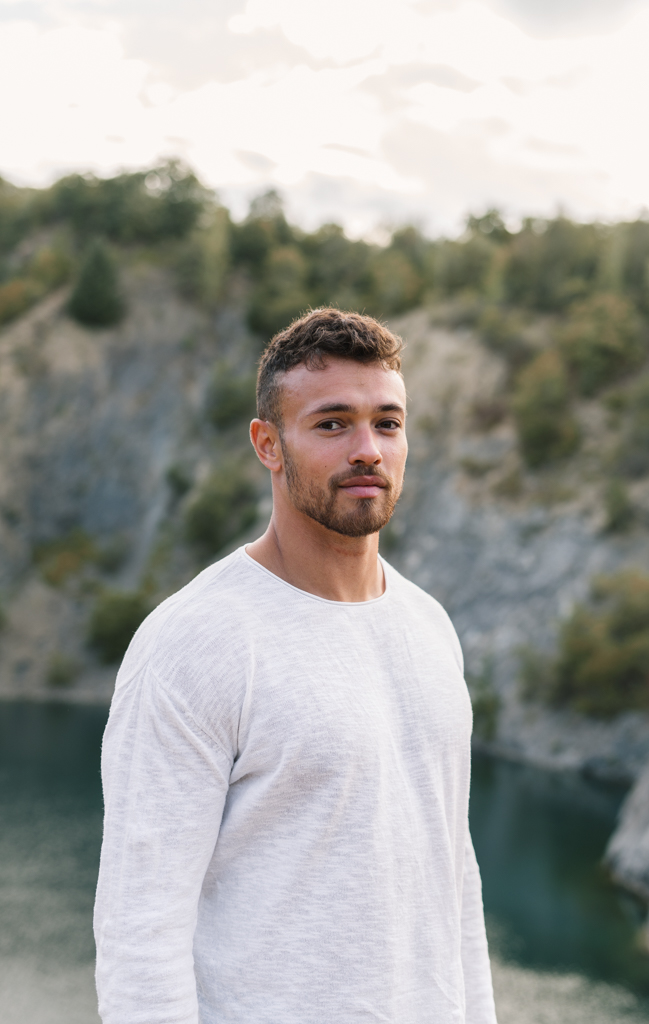 Portraitfotografie im Raum Frankfurt ein Mann steht vor einem See.