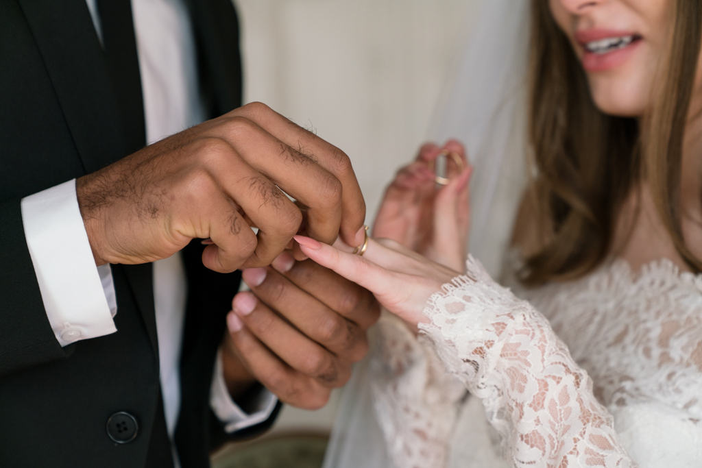 Nahaufnahme Ringaustausch während der Hochzeit.