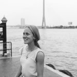 Portrait an einem Fluss mit der Hochzeitsfotografin aus Frankfurt.