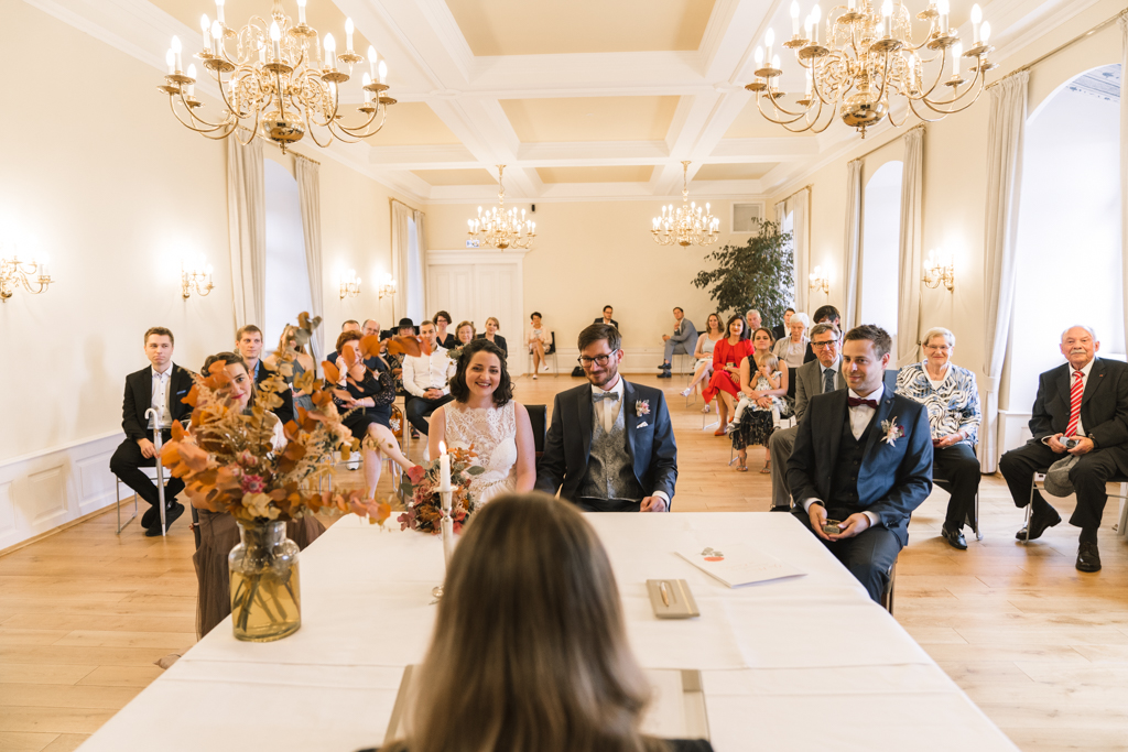 Hochzeit in der Kurfürstlichen Burg mit Hochzeitspaar und Hochzeitsgesellschaft.