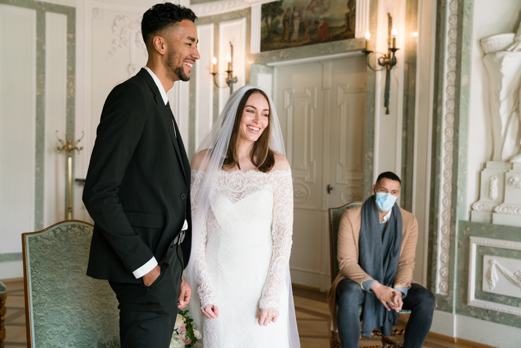 Braut und Bräutigam lachen während der Hochzeit im Standesamt Höchst in Frankfurt.