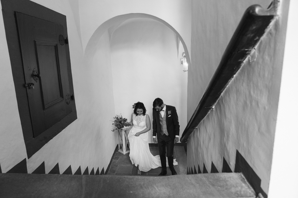 Brautpaar läuft die Treppe zum Standesamt hoch.