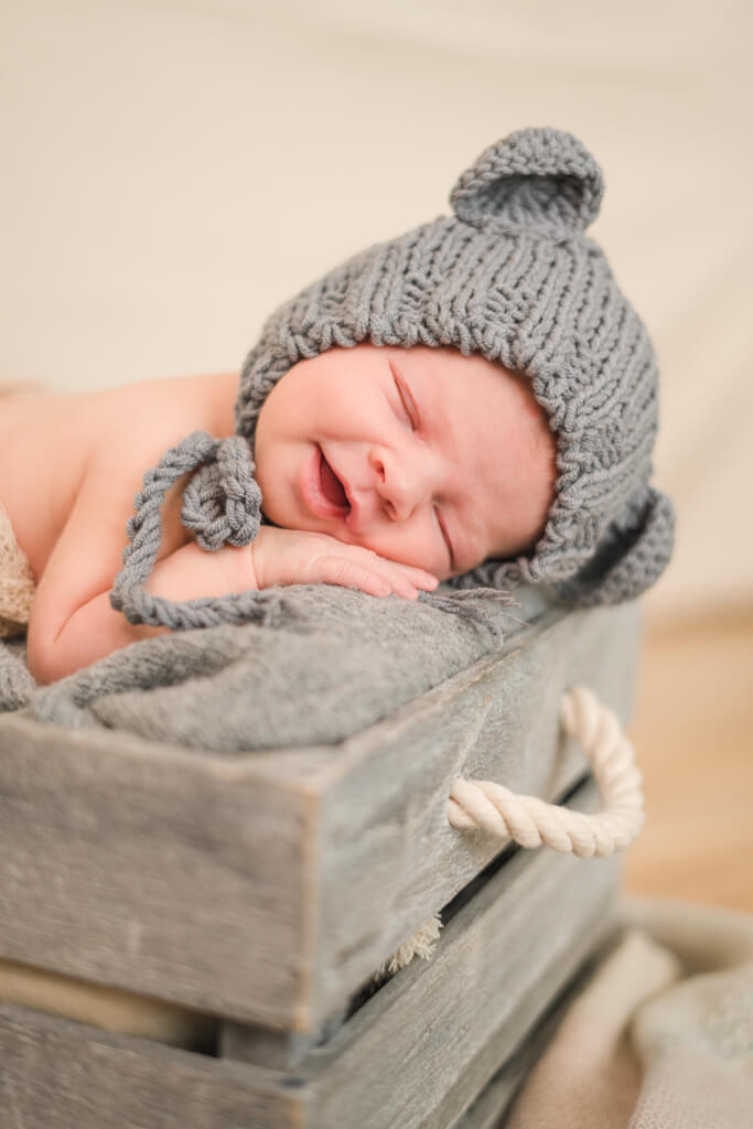 Babyfotografie Frankfurt für die süßesten Neugeborenen Fotos mit Bärchen Mütze.