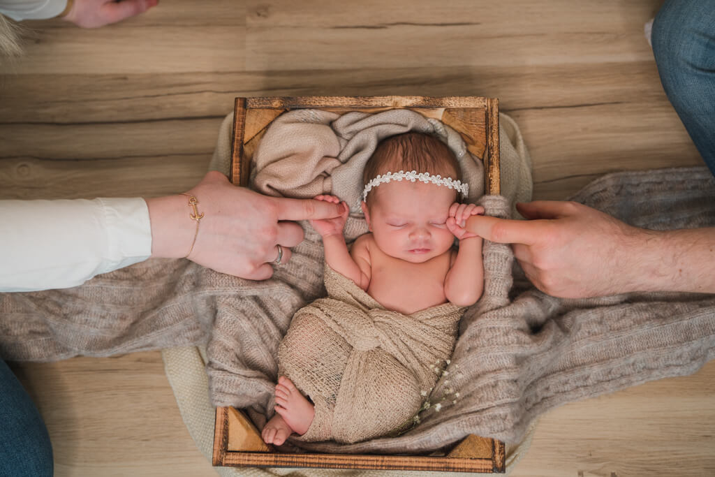 Die Babyfotografie Frankfurt hält das Neugeborene Mädchen fotografisch fest.