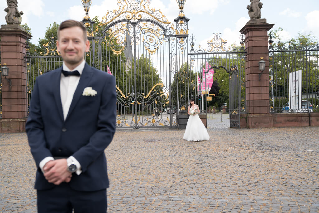 Die Braut und Bräutigam sehen sich zum ersten Mal vor der Hochzeit in Hanau.