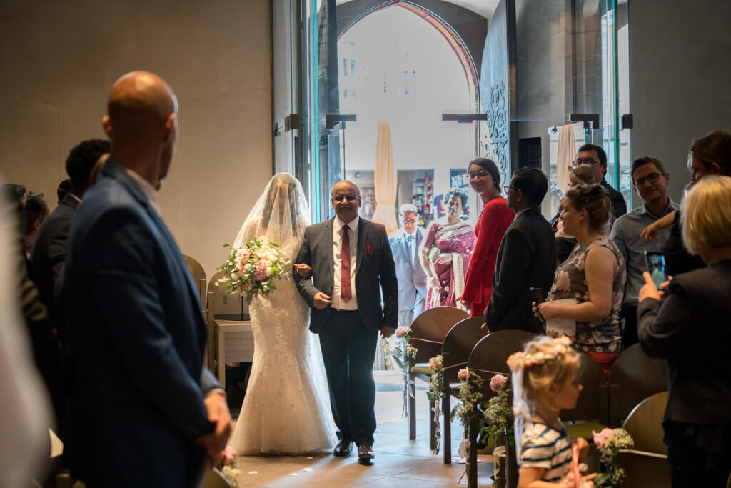 First Look im Dom Frankfurt Braut wird vom Brautvater zum Altar geführt.