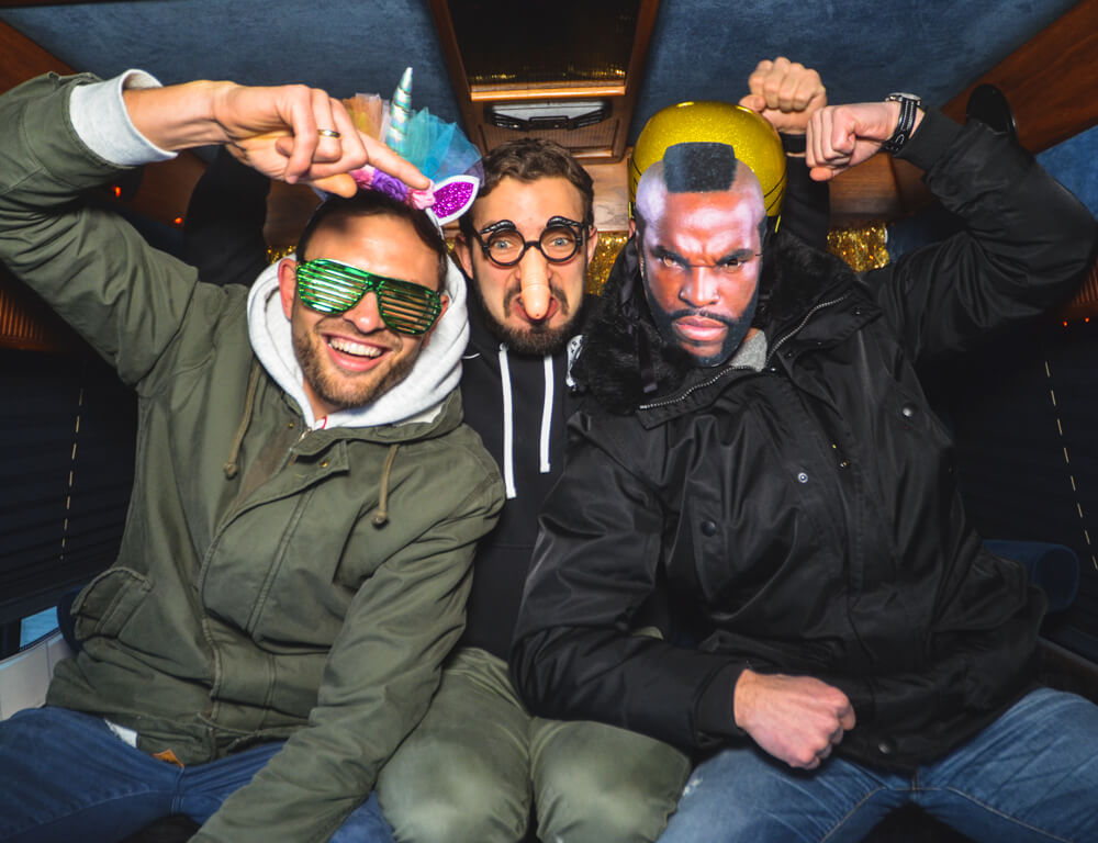 Drei verkleidete Männer im Fotobus in Frankfurt machen ein Selfie.