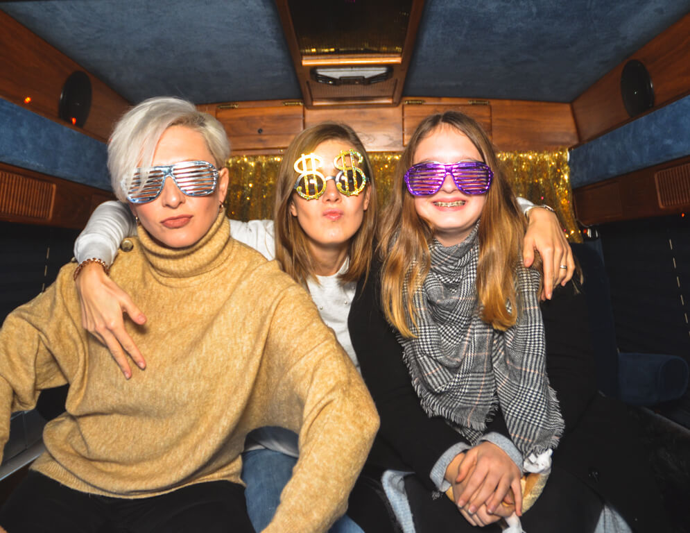 Drei Frauen im Fotobus in Frankfurt mit coolen Brillen.