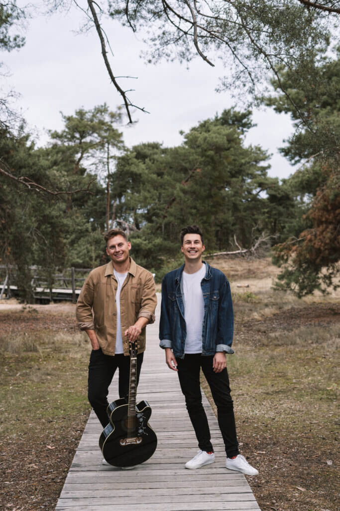 Hochzeitsduo aus Frankfurt am Main. Zwei Jungs singen und spielen Gitarre.