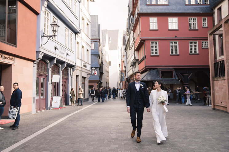 Brautpaar läuft durch die neue Altstadt in Frankfurt am Main am Römerberg.