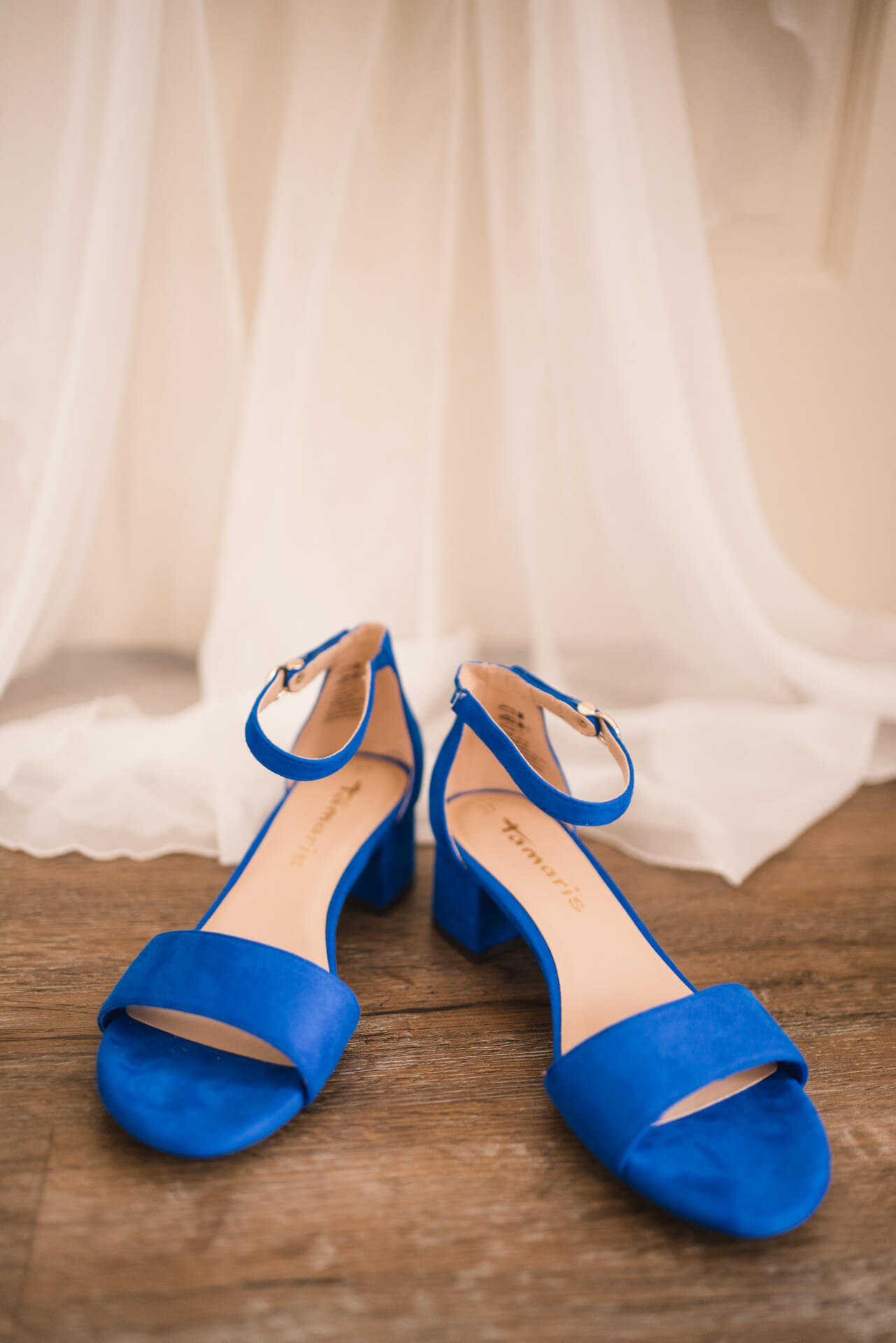 Blaue Brautschuhe mit Absatz.