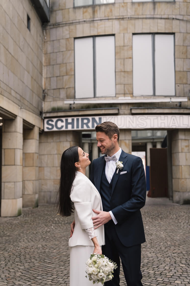 Brautpaar vor der Schirn in Frankfurt Römer am Standesamt.