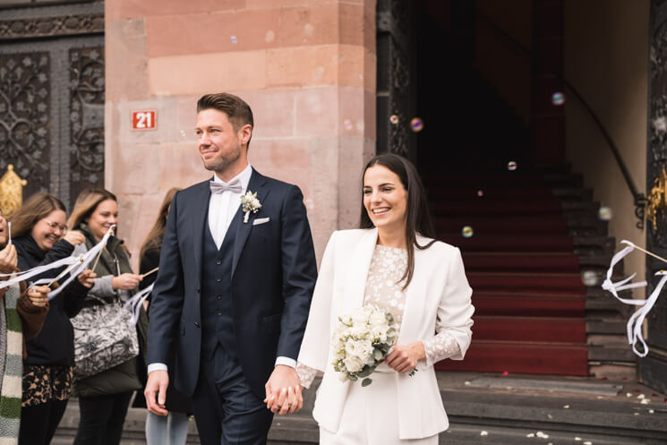 Brautpaar vor dem Standesamt Frankfurt Römer, läuft durch ein Seifenblasen Spalier der Hochzeitsgesellschaft.