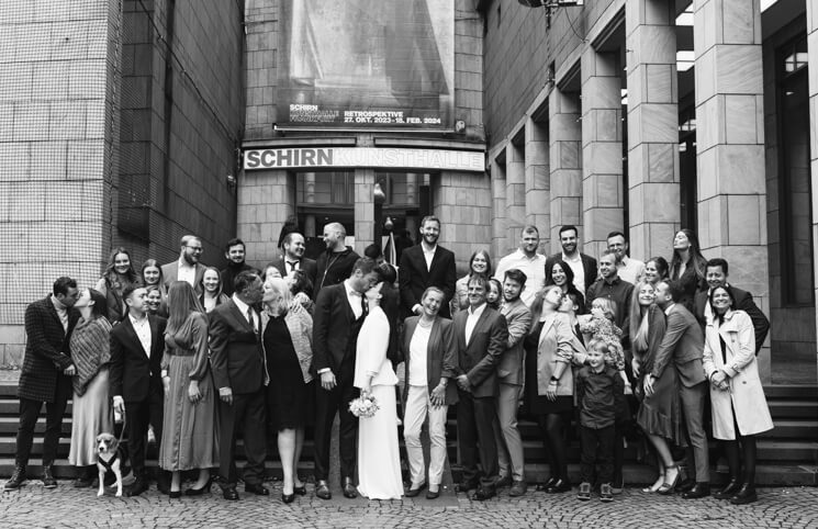 Hochzeitsgruppenbild vor der Schirn in Frankfurt am Main.