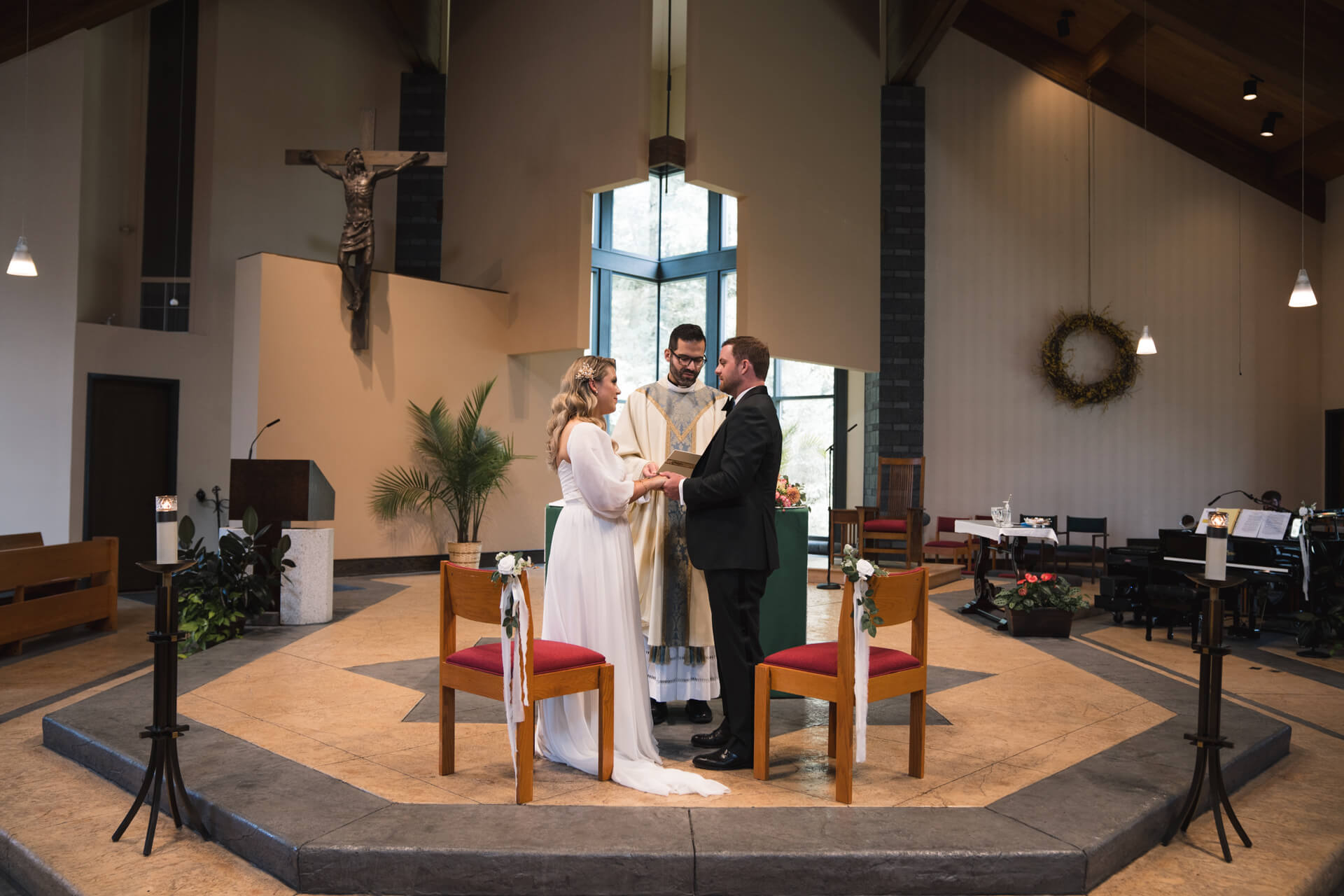 Der Ehesegen vom Pfarrer in einer amerikanischen Kirche in New Jersey.
