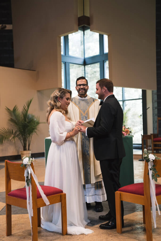 Brautpaar überreichen sich in einer Kirche in New Jersey USA ihre Eheringe.