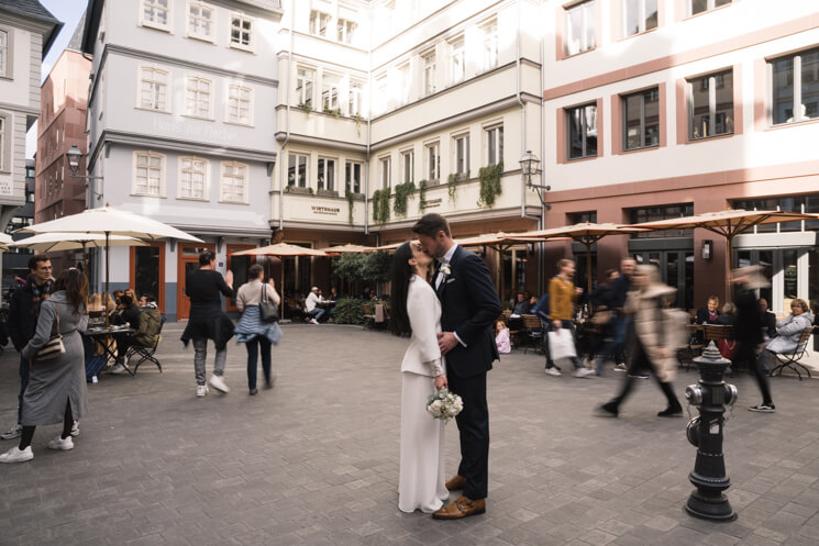 Brautpaar küsst sich auf dem Römerberg in Frankfurt am Main.