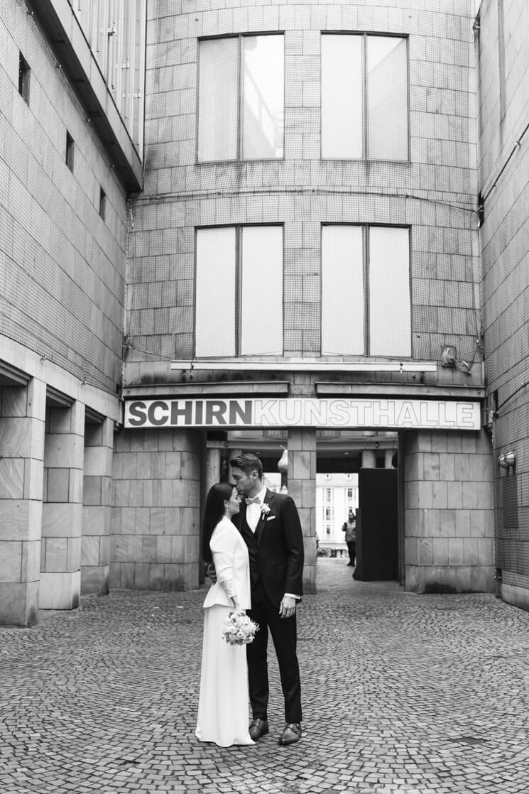 Brautpaar in schwarz-weiß vor der Schirn in Frankfurt am Main.